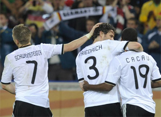 Cacau, Schweinsteiger y Friedrich celebran un tanto de la seleccion alemana