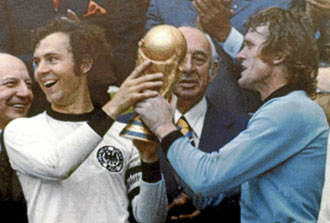 Beckenbauer levanta la Copa del Mundo conquistada en 1974