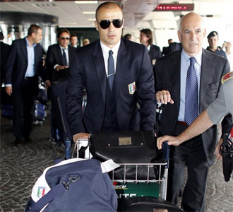 Fabio Cannavaro, cariacontecido a su llegada al Aeropuerto de Fiumicino