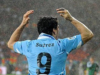 Luis Surez celebra el gol que dio la clasificacin a Uruguay