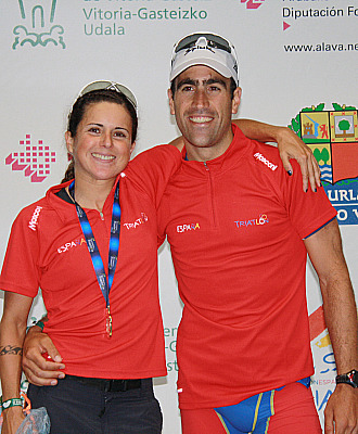 Eneko Llanos y Virginia Berasategui, campeones de Europa de triatln de larga distancia