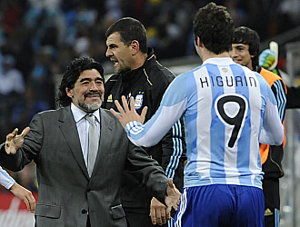 Higuain se abrazó con Maradona tras conseguir el gol ante México