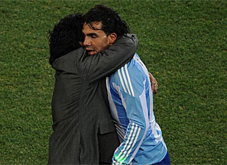 Tévez es abrazado por Maradona tras el cambio
