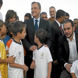 Florentino Prez, en Jordania, junto a unos nios en la inauguracin de la escuela deportiva del Real Madrid