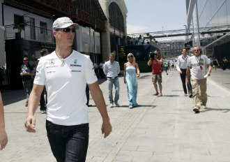 Michael Schumacher, por el paddock de Valencia