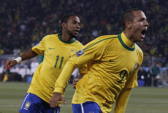 Robinho y Luis fabiano celebran un gol.