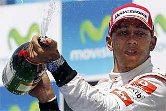 Lewis Hamilton celebra en el podio su segundo puesto en el G.P. de Europa