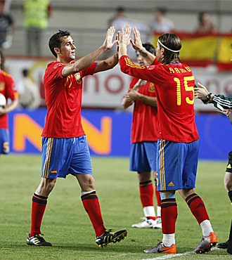 Arbeloa y Sergio Ramos se saludan en un partido de Espaa.