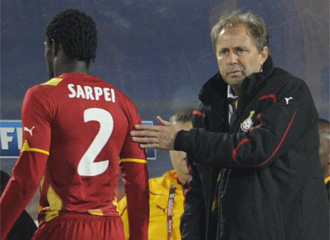 Rajevac saluda a Sarpei en un encuentro de la seleccin de Ghana