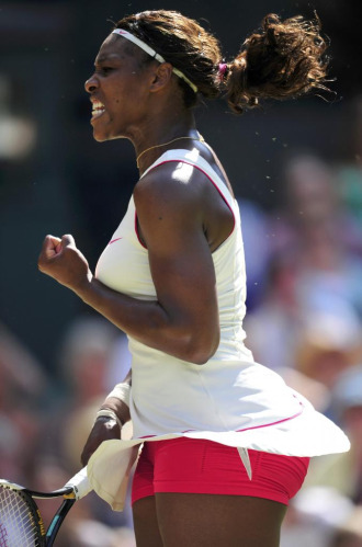 Serena Williams celebra un punto ante Mara Sharapova.