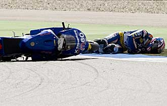 Axel Pons se duele en el suelo tras su cada en Assen.