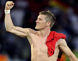 Schweinsteiger al trmino del partido de octavos de final del mundial 2010 contra Inglaterra