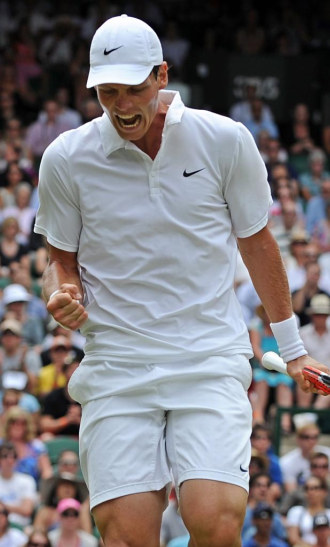 Tomas Berdych celebra un punto ante Roger Federer.