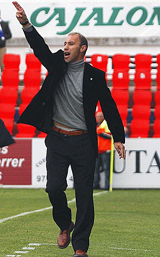 Antonio Caldern, nuevo entrenador del Albacete, gesticula en la banda durante un partido del Huesca de la pasada temporada