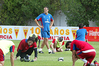 Vidakovic dirige un entrenamiento del Murcia en la temporada 2007/08, cuando era segundo tcnico de Javier Clemente, con el que tambin trabaj en la seleccin de Serbia