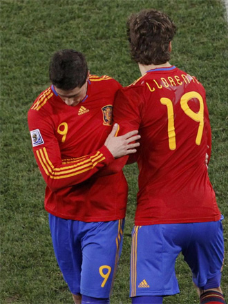 Momento en el que Llorente entra por Torres durante el encuentro ante Portugal.
