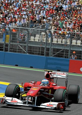 Alonso, a los mandos de su F10 B ante aficionados de fErrari, en el GRan Premio de Europa