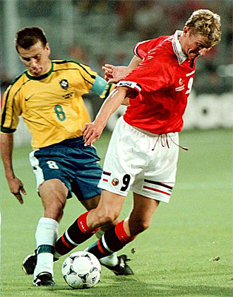 Dunga intenta arrebatar el balón a Tore André Flo durante el Brasil-Noruega del Mundial de 1998.
