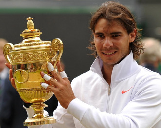 Nadal posa con el trofeo de campen de Wimbledon.