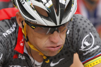 Lance Armstrong resopla durante una accidentada etapa.