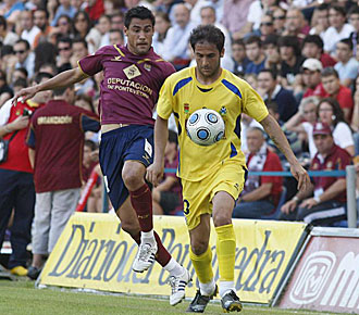 Sergio Mora, en la imagen presionado por Noel Alonso, durante el partido ante el Pontevedra, seguir defendiendo los colores amarillos del Alcorcn