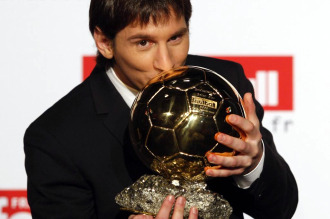 Messi posa con el Balón de Oro