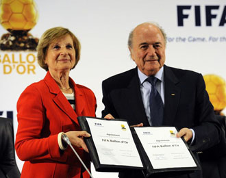El presidente de la FIFA Joseph Blatter firmando el acuerdo para unir el Baln de Oro y el FIFA World Player