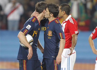 Villa besa a Xabi antes del penalti contra Paraguay