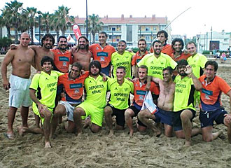 Los jugadores de Les Abelles, siempre tan llamativos ellos en sus equipaciones, repitieron triunfo final en el Seven de Rugby Playa 'Tiburn', disputado en la valenciana playa de la Malvarrosa