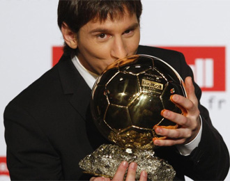 Messi, vigente Baln de Oro, posa con su trofeo.