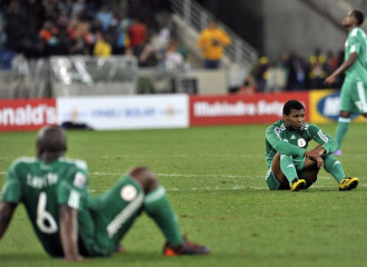 Varios jugadores de Nigeria se lamentan tras ser eliminados del Mundial.