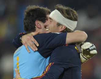 Casillas y Sergio Ramos se abrazan celebrando el pase de Espaa a Semifenales del Mundial 2010