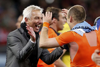 El entrenador holands celebrando con Robben