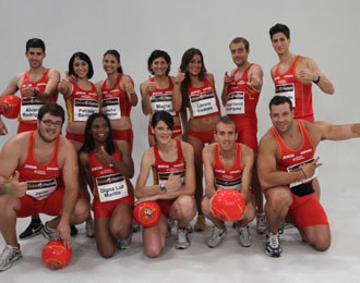 Los atletas espaoles muestran su apoyo a la seleccin nacional de ftbol