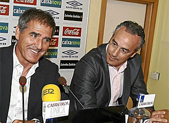 Paco Herrera junto a Torrecilla en rueda de prensa.