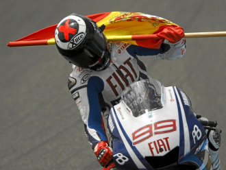 Jorge Lorenzo, con la bandera de Espaa tras una de sus victorias en MotoGP