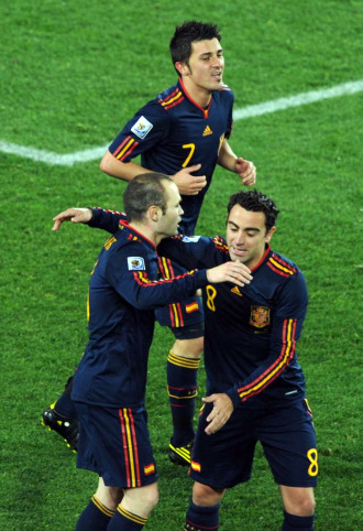 Xavi, Iniesta y Villa durante un partido
