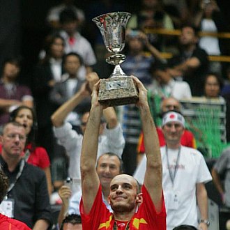 Carlos Jimnez levanta la copa que acreditaba a Espaa como campeona del Mundo de baloncesto en 2006.