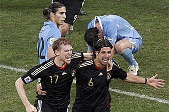 Khedira celebra con Mertesacker su gol ante Uruguay