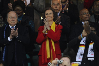 La Reina Sofa, junto a Joseph Blatter y Jacob Zuma, durante el encuentro de semifinales ante Alemania