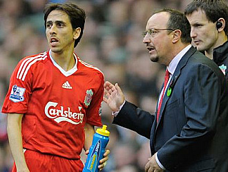 Bentez da instrucciones a Benayoun en un partido del Liverpool