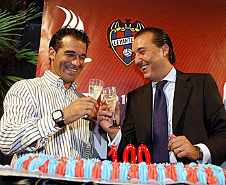 El tcnico Luis Garca y el presidente Catal, brindando en la foto por el Centenario del club, preparan el nuevo proyecto del Levante en su retorno a Primera divisin
