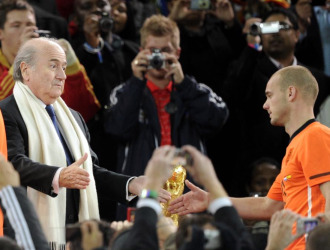 Blatter saluda a un cabizbajo Sneijder.