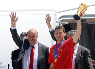 Casillas y Del Bosque muestran la Copa del Mundo nada más aterrizar en Barajas
