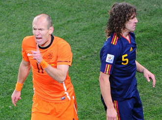 Arjen Robben protestando al árbitro durante la final