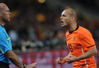 Sneijder protestando a Webb