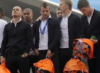 Los jugadores holandeses a su llegada al aeropuerto.