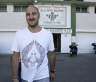 Roberto Ros, abandonando el Estadio Ruiz de Lopera despus de haber firmado como segundo entrenador del Betuis