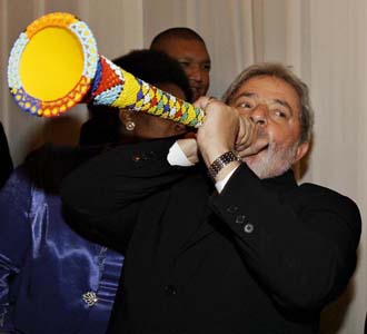Lula tocando la famosa vuvuzela