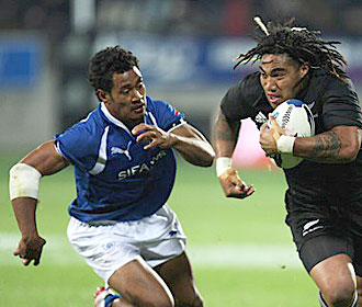 Esera Lauina persigue a Ma'a Nonu durante el partido de Samoa ante los 'All Blacks' en el Yarrows Stadium de New Plymouth